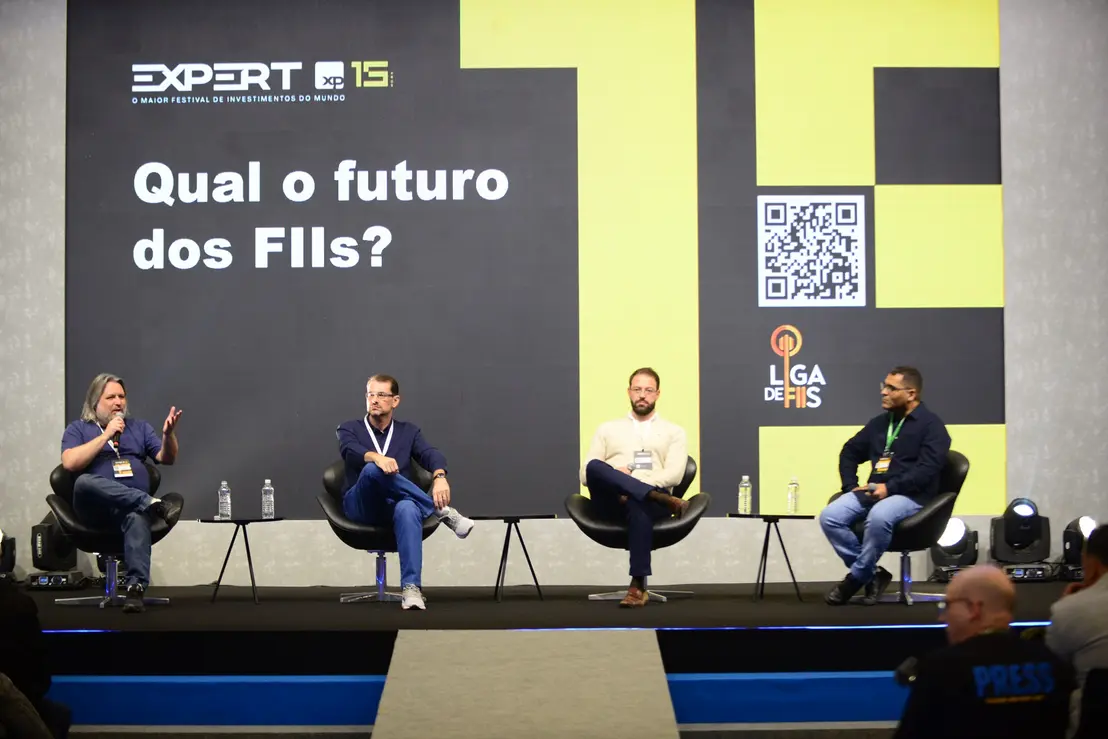Especialistas em FIIs discutem desafios regulatórios e perspectivas positivas do mercado diante da força do IFIX. Análise sobre resiliência, diversificação e impacto de políticas públicas.
