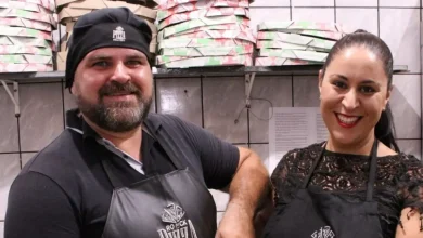 Reforma da pizzaria: sonho realizado com o apoio do Governo de São Paulo e do Banco do Povo Paulista. Microcrédito permite a reforma do espaço, melhorando a experiência dos clientes e criando oportunidades de emprego.