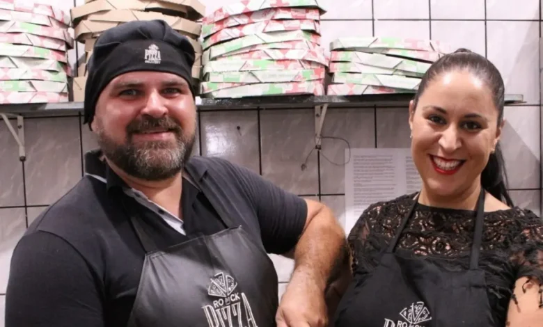 Reforma da pizzaria: sonho realizado com o apoio do Governo de São Paulo e do Banco do Povo Paulista. Microcrédito permite a reforma do espaço, melhorando a experiência dos clientes e criando oportunidades de emprego.