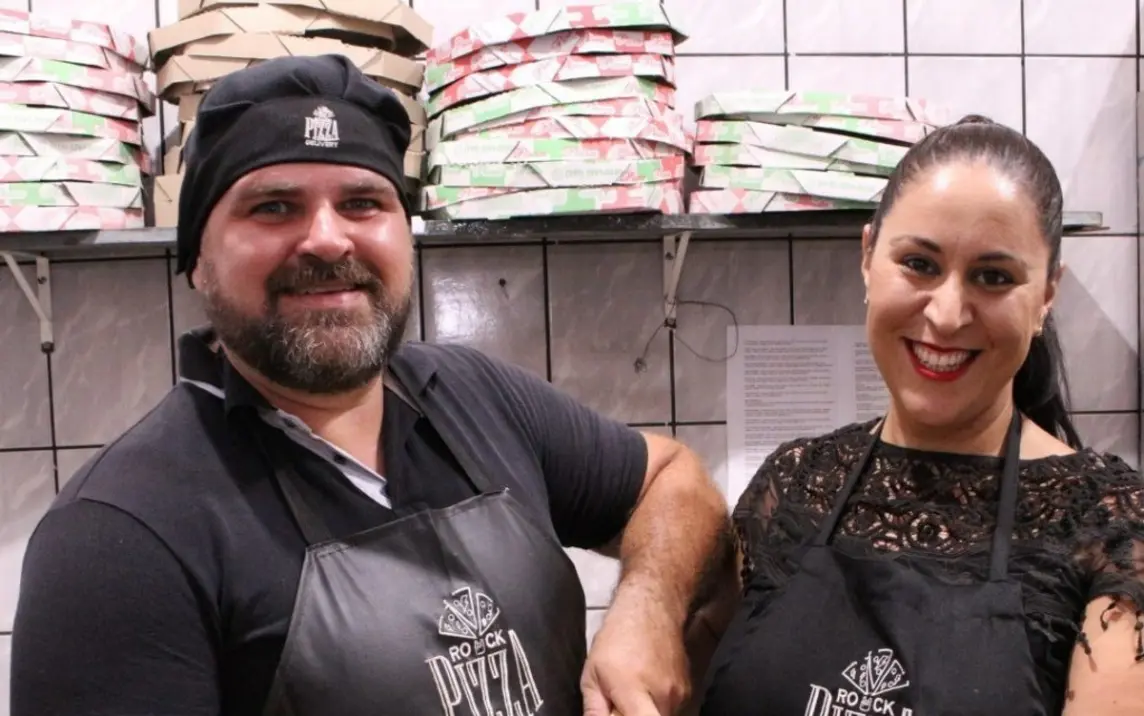 Reforma da pizzaria: sonho realizado com o apoio do Governo de São Paulo e do Banco do Povo Paulista. Microcrédito permite a reforma do espaço, melhorando a experiência dos clientes e criando oportunidades de emprego.