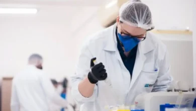 Bactérias usam vitamina C para se defender do sistema imunológico humano, descobre pesquisa. A descoberta abre caminho para novos tratamentos contra infecções, incluindo bactérias resistentes a antibióticos.