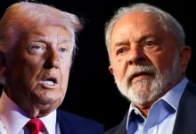 Brasil enfrenta tarifas de 50% impostas por Donald Trump a partir de agosto, mas o governo Lula reage com tom jocoso. Especialistas criticam a postura do presidente, que utiliza metáforas e ameaças em vez de soluções, prejudicando o comércio bilateral de R$ 40 bilhões. Situação de Filipe Martins, ex-assessor de Bolsonaro, também é discutida.