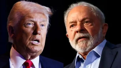 Brasil enfrenta tarifas de 50% impostas por Donald Trump a partir de agosto, mas o governo Lula reage com tom jocoso. Especialistas criticam a postura do presidente, que utiliza metáforas e ameaças em vez de soluções, prejudicando o comércio bilateral de R$ 40 bilhões. Situação de Filipe Martins, ex-assessor de Bolsonaro, também é discutida.