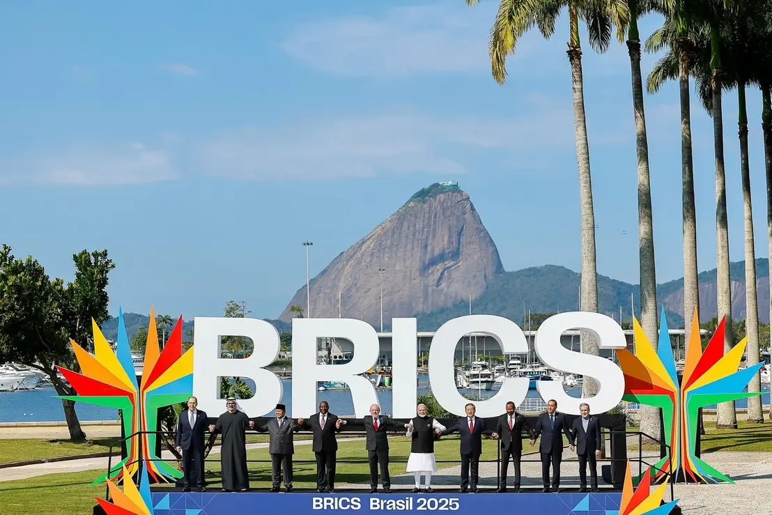 Declaração do BRICS no Rio causa polêmica: Lula condena ataques da Ucrânia à Rússia, omitindo crimes russos contra civis ucranianos, gerando reações divididas entre especialistas e observadores internacionais.