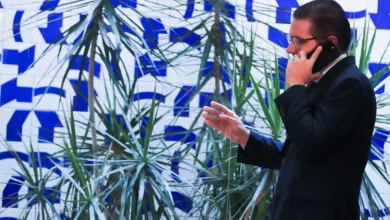 Hugo Motta completa seis meses à frente da Câmara em meio a aproximações com o STF, negociações com o governo Lula e desgaste com a oposição. Desafios como a polarização política e a disputa pelo apoio parlamentar se intensificam em direção às eleições de 2026.