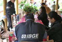 IBGE usará dados do Censo 2023 para reavaliar a amostra da PNAD, impactando estatísticas socioeconômicas como o desemprego. A atualização garante maior precisão nas estimativas de indicadores socioeconômicos.