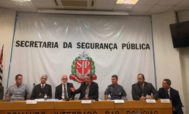 Irmãos são identificados por vandalismo em frota de ônibus no ABC Paulista e capital após achado de estilingue e projéteis; polícia pede prisão preventiva 1 Deic identificou dois irmãos como autores de vandalismo à frota de ônibus no ABC Paulista e capital. Encontrados estilingue e projéteis, polícia pediu sua prisão preventiva.
