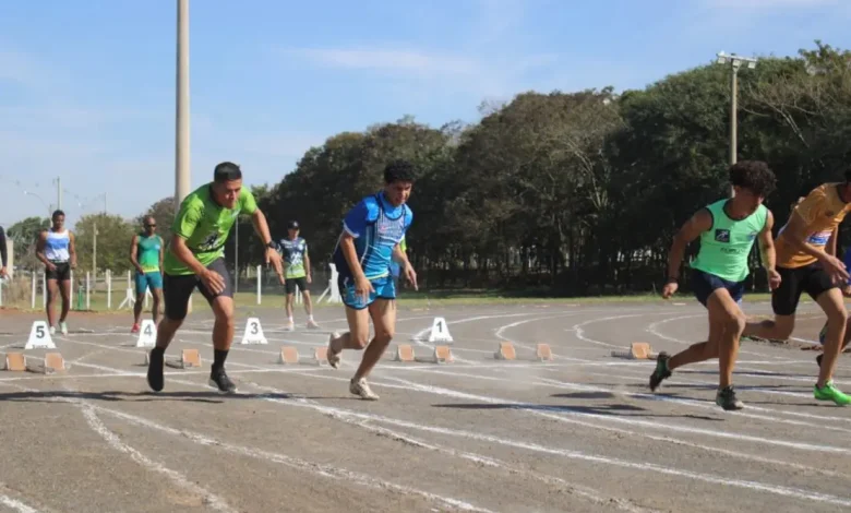 Botucatu Bicampeã nos Jogos Regionais! 1 Botucatu venceu Bauru em disputa acirrada nos Jogos Regionais, conquistando o bicampeonato! Com apenas 20 pontos de diferença, a cidade celebra a força e o talento dos atletas que se destacaram em diversas modalidades.