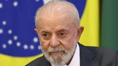 Brasil busca diálogo e negociação com EUA após tarifas unilaterais. Reafirma soberania nacional e democracia, mas mantém disposição para discutir questões comerciais. Prioriza fortalecer a relação econômica histórica entre os dois países.