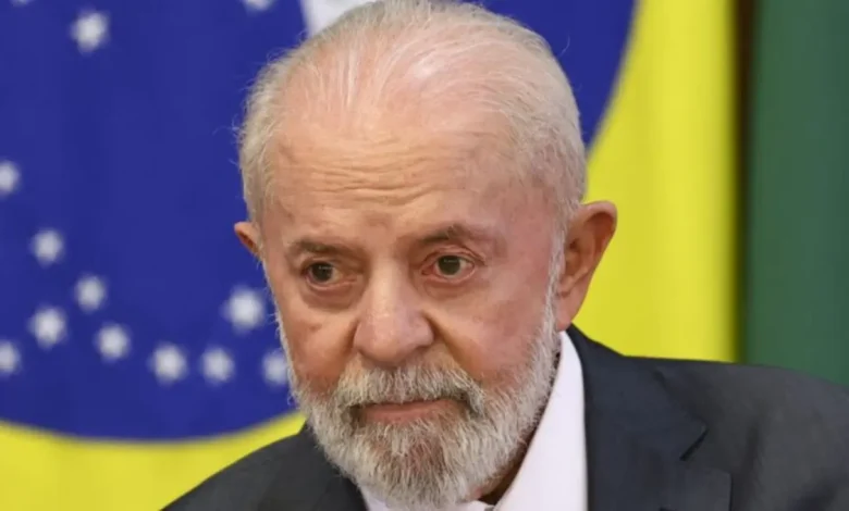 Brasil busca diálogo com EUA após tarifas unilaterais 1 Brasil busca diálogo e negociação com EUA após tarifas unilaterais. Reafirma soberania nacional e democracia, mas mantém disposição para discutir questões comerciais. Prioriza fortalecer a relação econômica histórica entre os dois países.