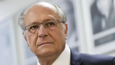 Governador do DF, Ibaneis Rocha, busca intervenção de Geraldo Alckmin para discutir tarifas americanas com governadores brasileiros antes de 1º de agosto. Reunião visa soluções para crise comercial, sem incluir anistia na pauta.