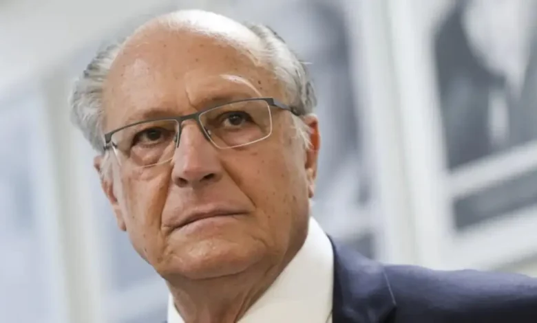 Ibaneis Rocha Requer Intervenção de Alckmin para Negociar Tarifas Americanas 1 Governador do DF, Ibaneis Rocha, busca intervenção de Geraldo Alckmin para discutir tarifas americanas com governadores brasileiros antes de 1º de agosto. Reunião visa soluções para crise comercial, sem incluir anistia na pauta.