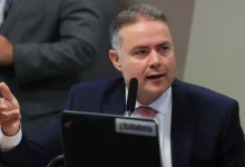Ministro de Transportes propõe abolir aulas obrigatórias em autoescolas para tirar a CNH, alegando que o sistema atual é caro e impede milhões de brasileiros de obterem a habilitação.
