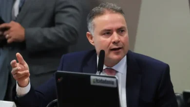 Ministro de Transportes propõe abolir aulas obrigatórias em autoescolas para tirar a CNH, alegando que o sistema atual é caro e impede milhões de brasileiros de obterem a habilitação.