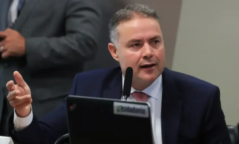 Ministro de Transportes propõe abolir aulas obrigatórias em autoescolas para tirar a CNH, alegando que o sistema atual é caro e impede milhões de brasileiros de obterem a habilitação.