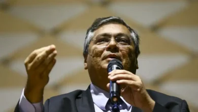 Ministro do STF, Flávio Dino, expressa preocupação com interferência de outro país no sistema judicial brasileiro, comparando a situação a um "sequestro" inédito na história mundial.