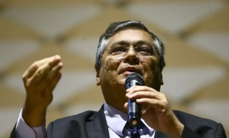 Dino compara interferência em sistema judicial brasileiro a 'sequestro' inédito. 1 Ministro do STF, Flávio Dino, expressa preocupação com interferência de outro país no sistema judicial brasileiro, comparando a situação a um "sequestro" inédito na história mundial.