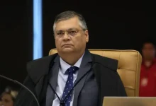 Ministro Flávio Dino defende Alexandre de Moraes após sanções dos EUA. Dino afirma que Moraes age com honestidade e que suas decisões são avaliadas pelo STF.