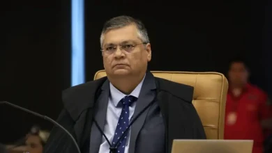 Ministro Flávio Dino defende Alexandre de Moraes após sanções dos EUA. Dino afirma que Moraes age com honestidade e que suas decisões são avaliadas pelo STF.