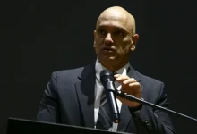 Lei Magnitsky aplicada ao Ministro Alexandre de Moraes causa tensão internacional. Eurodeputados também pedem sanções contra o ministro, acusando-o de violações de direitos humanos. Reações diversas, com especialistas debatendo as implicações da decisão americana para o STF e as relações Brasil-Estados Unidos.
