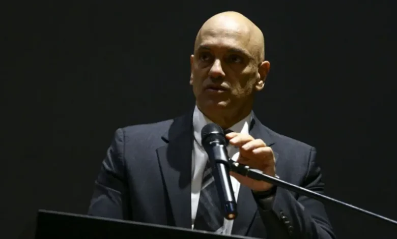 Lei Magnitsky e Moraes: Tensão Internacional e Repercussões para Brasil-EUA 1 Lei Magnitsky aplicada ao Ministro Alexandre de Moraes causa tensão internacional. Eurodeputados também pedem sanções contra o ministro, acusando-o de violações de direitos humanos. Reações diversas, com especialistas debatendo as implicações da decisão americana para o STF e as relações Brasil-Estados Unidos.