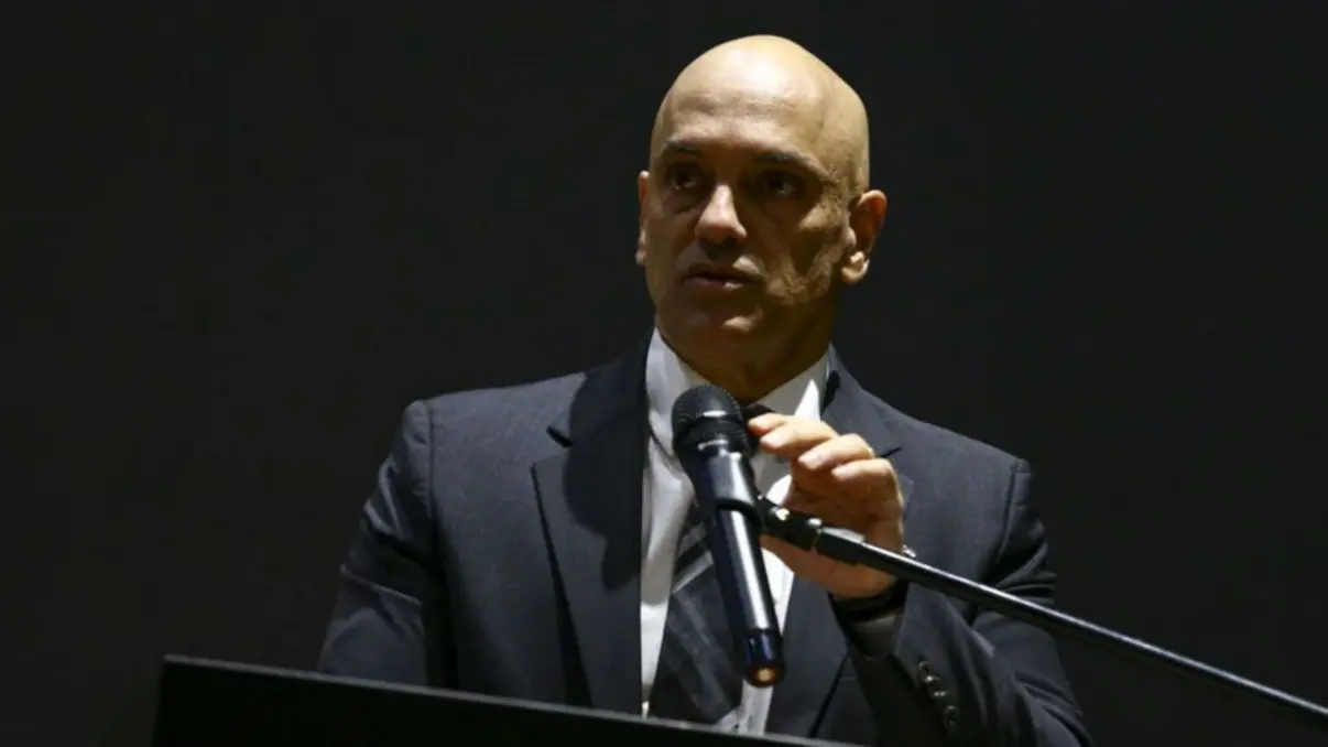 Lei Magnitsky aplicada ao Ministro Alexandre de Moraes causa tensão internacional. Eurodeputados também pedem sanções contra o ministro, acusando-o de violações de direitos humanos. Reações diversas, com especialistas debatendo as implicações da decisão americana para o STF e as relações Brasil-Estados Unidos.