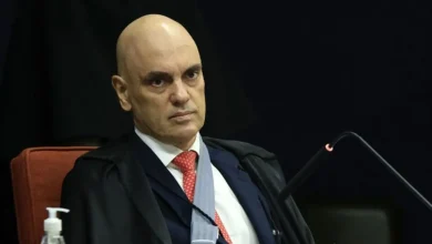 Deputado Antônio Carlos Rodrigues foi expulso do PL após defender Alexandre de Moraes contra sanções dos EUA e criticar Donald Trump. O PL considerou a crítica uma "ignorância" e defendeu a diplomacia.