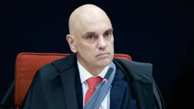 Advogado de Filipe Martins critica a Lei Magnitsky, argumentando que a união interna do sistema judicial dificulta mudanças. Alavanca o exemplo da nota do STF em defesa de Alexandre de Moraes e a situação na Venezuela para ilustrar a falta de progresso sem responsabilização individual.