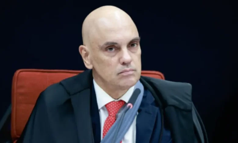 Advogado de Filipe Martins critica a Lei Magnitsky, argumentando que a união interna do sistema judicial dificulta mudanças. Alavanca o exemplo da nota do STF em defesa de Alexandre de Moraes e a situação na Venezuela para ilustrar a falta de progresso sem responsabilização individual.