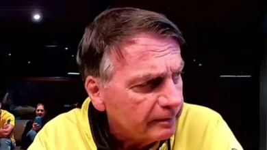 A pré-candidatura de Michelle e Carlos Bolsonaro ao Senado Federal e Santa Catarina, respectivamente, gera expectativas e temores sobre a concentração de poder e influência na família do presidente Jair Bolsonaro, que pode impactar o cenário político brasileiro.