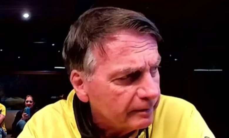 A pré-candidatura de Michelle e Carlos Bolsonaro ao Senado Federal e Santa Catarina, respectivamente, gera expectativas e temores sobre a concentração de poder e influência na família do presidente Jair Bolsonaro, que pode impactar o cenário político brasileiro.