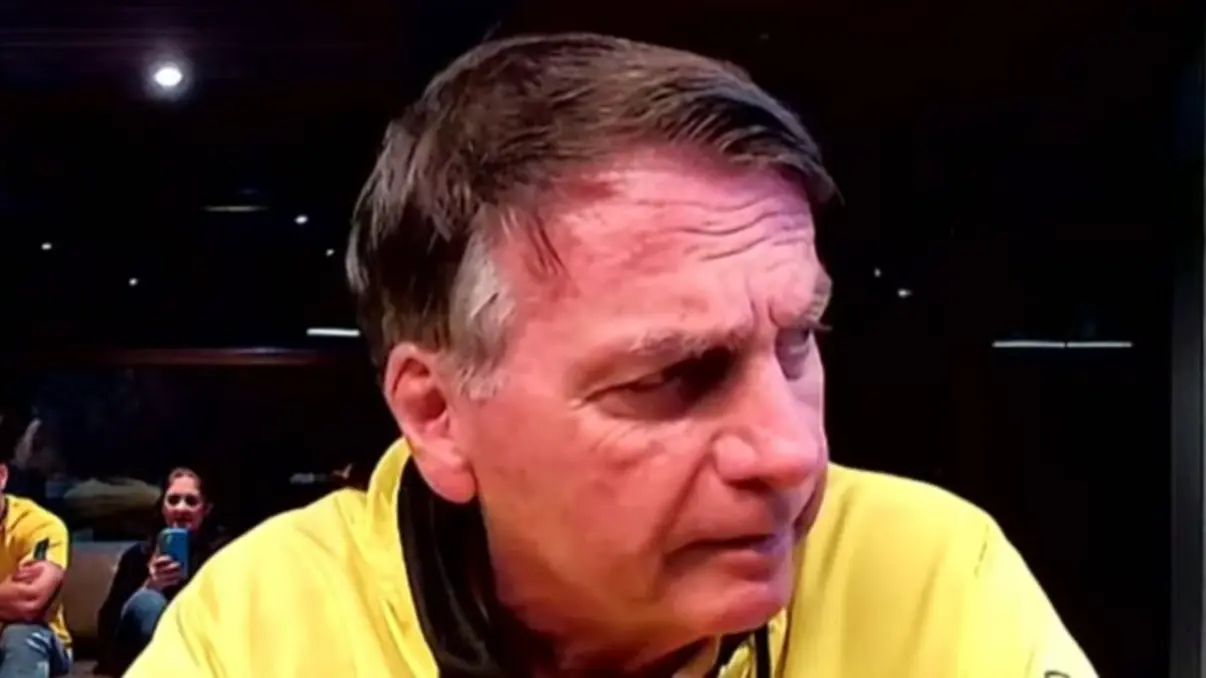 A pré-candidatura de Michelle e Carlos Bolsonaro ao Senado Federal e Santa Catarina, respectivamente, gera expectativas e temores sobre a concentração de poder e influência na família do presidente Jair Bolsonaro, que pode impactar o cenário político brasileiro.