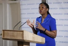 Líder do Partido Conservador britânico, Kemi Badenoch admira o presidente argentino Javier Milei e busca inspiração em seu estilo liberal e corte de gastos. Badenoch defende reformas profundas no setor público britânico e busca fortalecer o partido para as eleições de 2026.