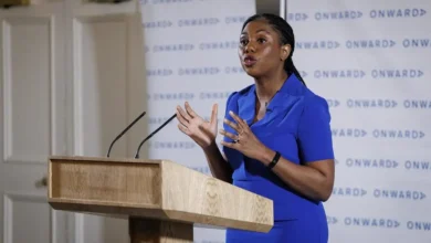 Líder do Partido Conservador britânico, Kemi Badenoch admira o presidente argentino Javier Milei e busca inspiração em seu estilo liberal e corte de gastos. Badenoch defende reformas profundas no setor público britânico e busca fortalecer o partido para as eleições de 2026.
