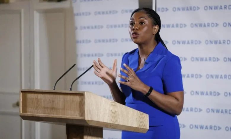 Kemi Badenoch e a inspiração em Javier Milei para reformas no Reino Unido 1 Líder do Partido Conservador britânico, Kemi Badenoch admira o presidente argentino Javier Milei e busca inspiração em seu estilo liberal e corte de gastos. Badenoch defende reformas profundas no setor público britânico e busca fortalecer o partido para as eleições de 2026.