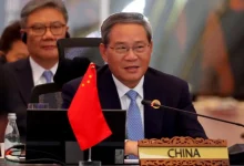 EUA lançam plano ambicioso para consolidar liderança em IA, com foco em infraestrutura, diplomacia tecnológica e desenvolvimento "sem viés ideológico". China propõe organização internacional para regulamentação e colaboração em IA, defendendo governança global e compartilhamento de tecnologia com países em desenvolvimento.