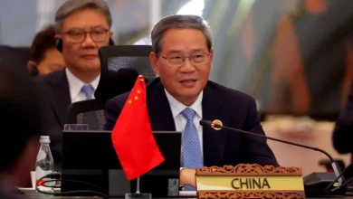 EUA lançam plano ambicioso para consolidar liderança em IA, com foco em infraestrutura, diplomacia tecnológica e desenvolvimento "sem viés ideológico". China propõe organização internacional para regulamentação e colaboração em IA, defendendo governança global e compartilhamento de tecnologia com países em desenvolvimento.