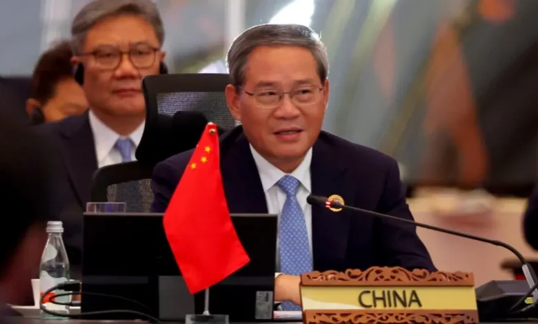 EUA e China em disputa pela liderança em IA: ambição vs. governança global 1 EUA lançam plano ambicioso para consolidar liderança em IA, com foco em infraestrutura, diplomacia tecnológica e desenvolvimento "sem viés ideológico". China propõe organização internacional para regulamentação e colaboração em IA, defendendo governança global e compartilhamento de tecnologia com países em desenvolvimento.