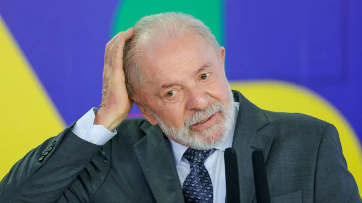 O presidente Lula enfrenta crise de confiança após rejeição de proposta de aumento do IOF no Congresso Nacional, revelando fragilidade da base parlamentar e implicações para a estabilidade do governo e economia do país.