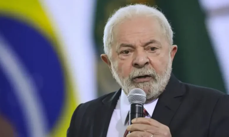 Presidente Lula critica decisão do governo Trump de revogar vistos de ministros do Supremo Tribunal Federal, considerando medida inaceitável e ameaça à independência do STF e ao sistema jurídico brasileiro.