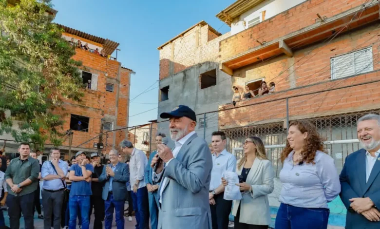 Visita do ex-presidente Lula à Favela do Moinho suscita questionamentos. Escolha da ong responsável é considerada estranha, com suspeitas de ligações com o PCC e motivações políticas ou de visibilidade.