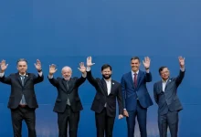 Ex-funcionário do Departamento de Estado dos EUA alerta que o modelo autoritário brasileiro de regulamentação de redes sociais se espalha na América Latina. A cúpula "Democracia para Sempre" em Santiago, com líderes como Lula e Boric, aprovou maior controle estatal online, levantando preocupações com censura.