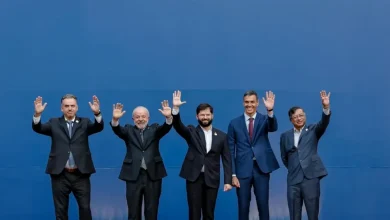 Ex-funcionário do Departamento de Estado dos EUA alerta que o modelo autoritário brasileiro de regulamentação de redes sociais se espalha na América Latina. A cúpula "Democracia para Sempre" em Santiago, com líderes como Lula e Boric, aprovou maior controle estatal online, levantando preocupações com censura.