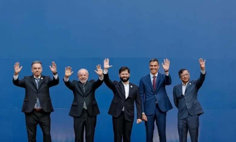 Alerta de Censura: Modelo autoritário brasileiro de regulação de redes sociais se espalha na América Latina 1 Ex-funcionário do Departamento de Estado dos EUA alerta que o modelo autoritário brasileiro de regulamentação de redes sociais se espalha na América Latina. A cúpula "Democracia para Sempre" em Santiago, com líderes como Lula e Boric, aprovou maior controle estatal online, levantando preocupações com censura.