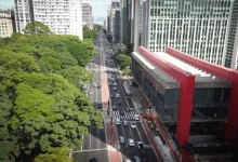 Sensação de calor intensa prevista para a região sul do Brasil, com umidade crítica e risco de incêndios; previsão de tempo estável e calor seco para o sábado em São Paulo.
