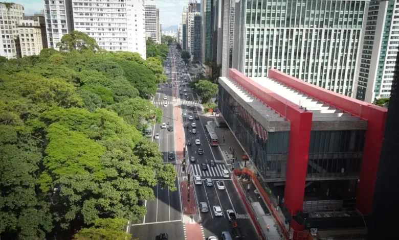 Sensação de calor intensa prevista para a região sul do Brasil, com umidade crítica e risco de incêndios; previsão de tempo estável e calor seco para o sábado em São Paulo.