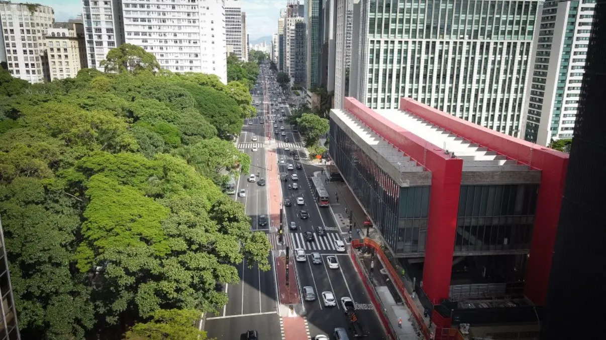 Sensação de calor intensa prevista para a região sul do Brasil, com umidade crítica e risco de incêndios; previsão de tempo estável e calor seco para o sábado em São Paulo.