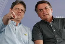 Ex-presidente Jair Bolsonaro e ministro Tarcísio de Freitas envolvidos em enredo político complexo; Tarcísio teria solicitado libertar o passaporte de Bolsonaro para negociação com Trump; imprensa e opinião pública procuram respostas sobre conteúdo das conversas e papel de Tarcísio.