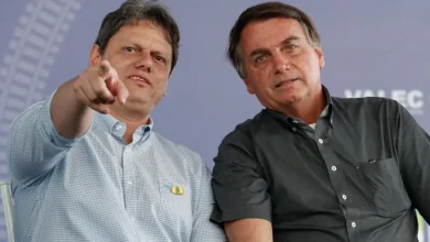 Ex-presidente Jair Bolsonaro e ministro Tarcísio de Freitas envolvidos em enredo político complexo; Tarcísio teria solicitado libertar o passaporte de Bolsonaro para negociação com Trump; imprensa e opinião pública procuram respostas sobre conteúdo das conversas e papel de Tarcísio.
