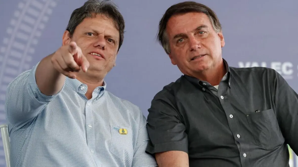 Ex-presidente Jair Bolsonaro e ministro Tarcísio de Freitas envolvidos em enredo político complexo; Tarcísio teria solicitado libertar o passaporte de Bolsonaro para negociação com Trump; imprensa e opinião pública procuram respostas sobre conteúdo das conversas e papel de Tarcísio.